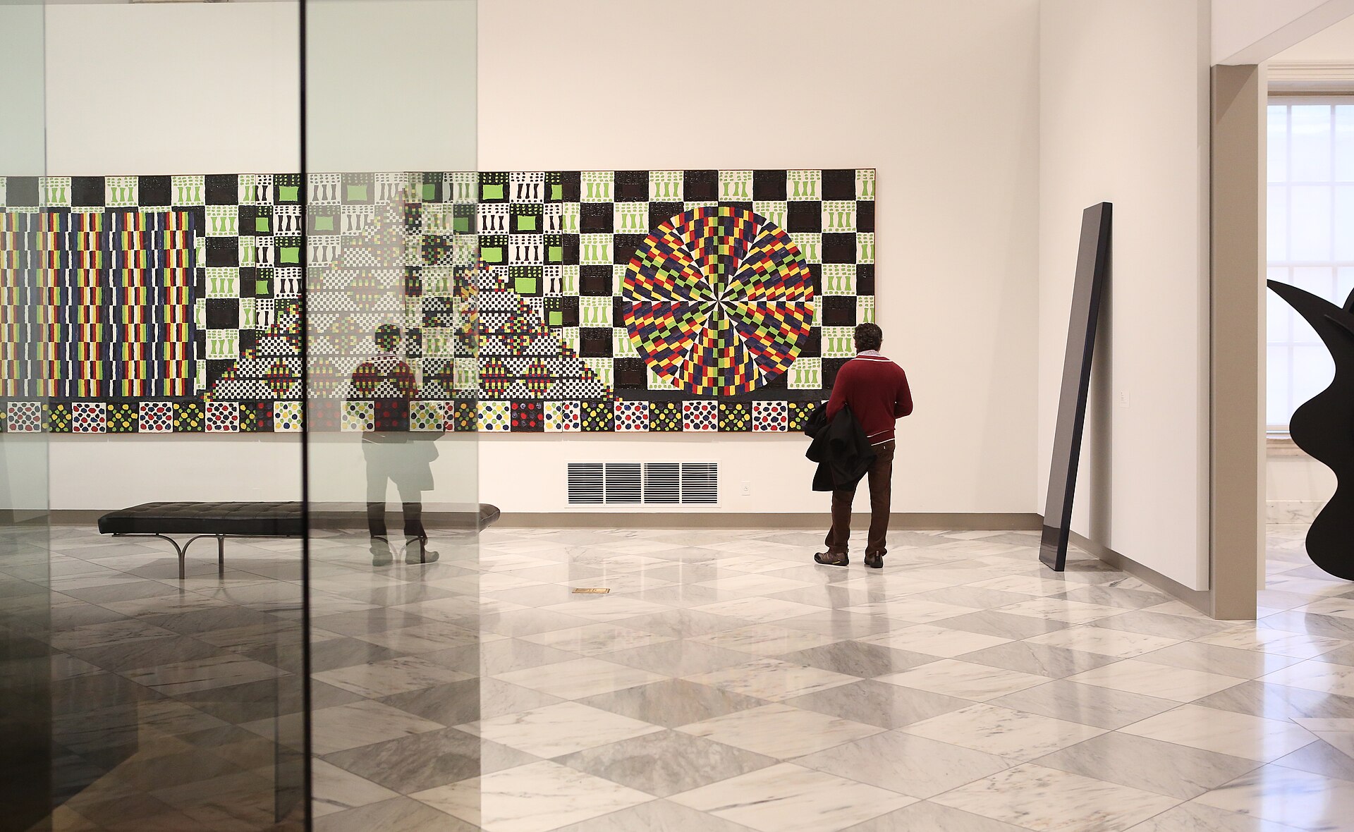 Galer&iacute;a de arte contempor&aacute;neo en un museo con visitantes