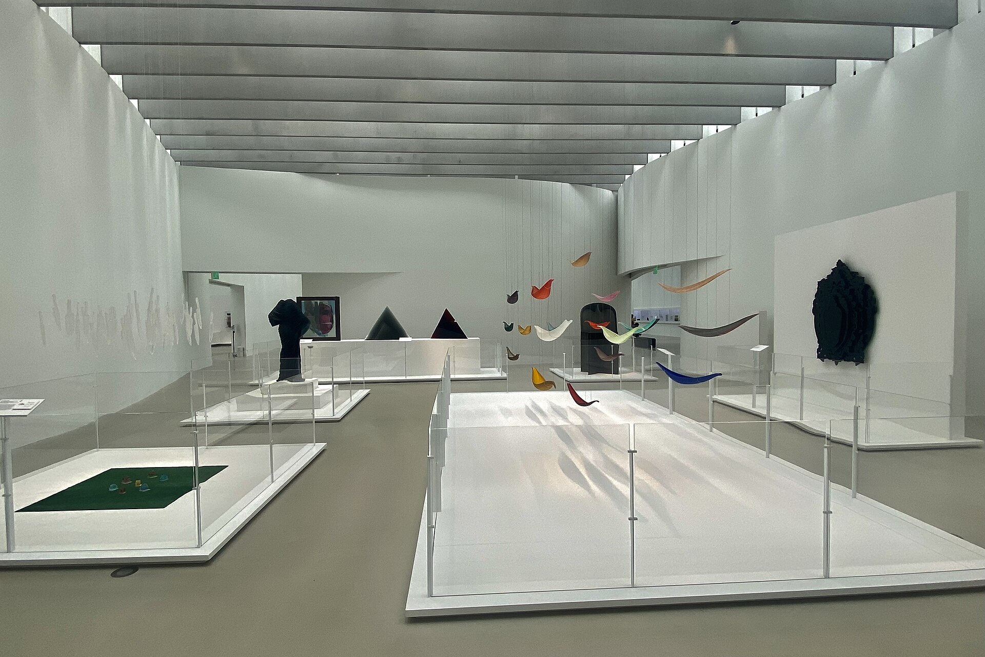 Interior de una galer&iacute;a de museo con vitrinas