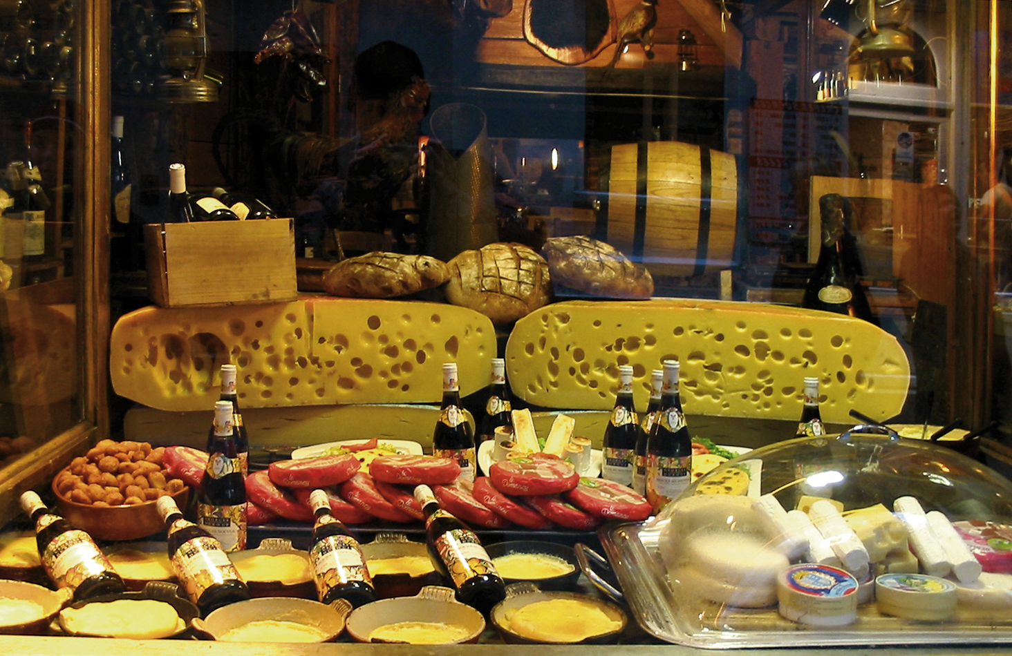 Escaparate de quesos: la degustaci&oacute;n empieza en la tienda
