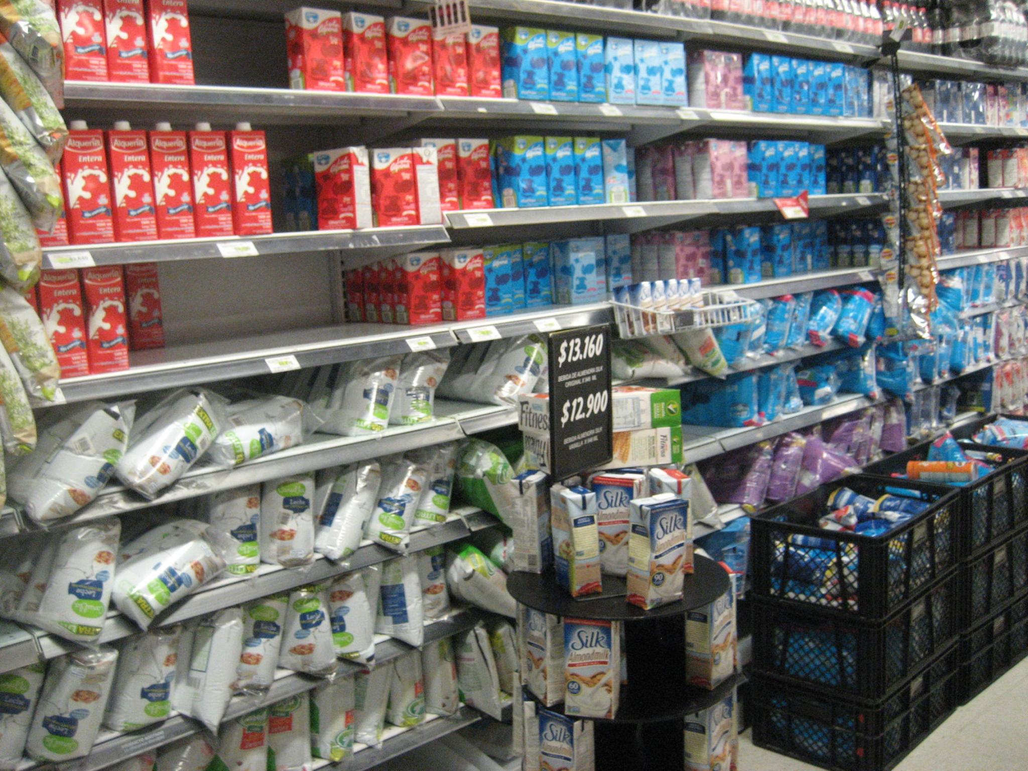 Estanter&iacute;as de un supermercado: el escenario de las degustaciones y muestras gratis