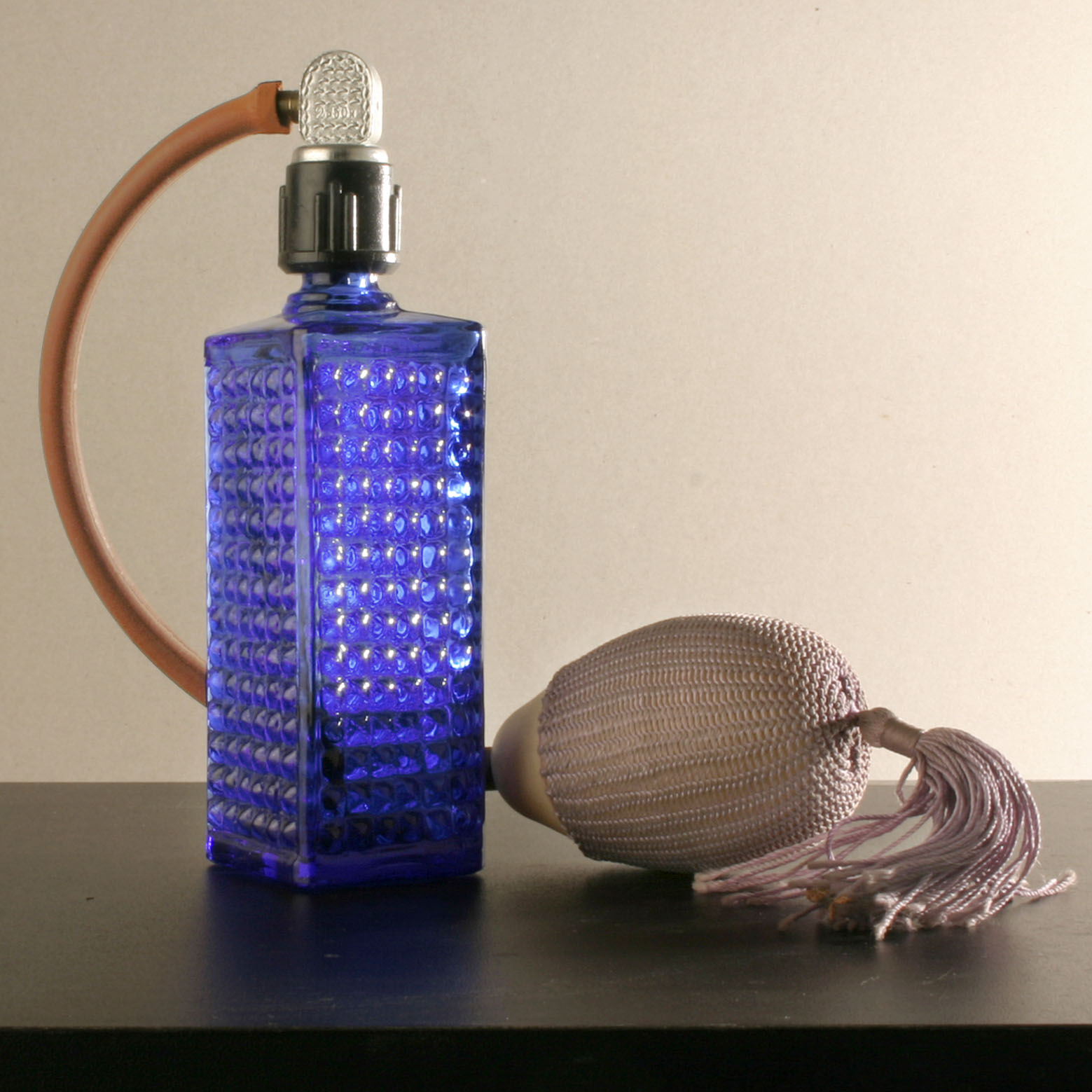 Frasco de perfume vintage: la belleza lidera los programas de muestras
