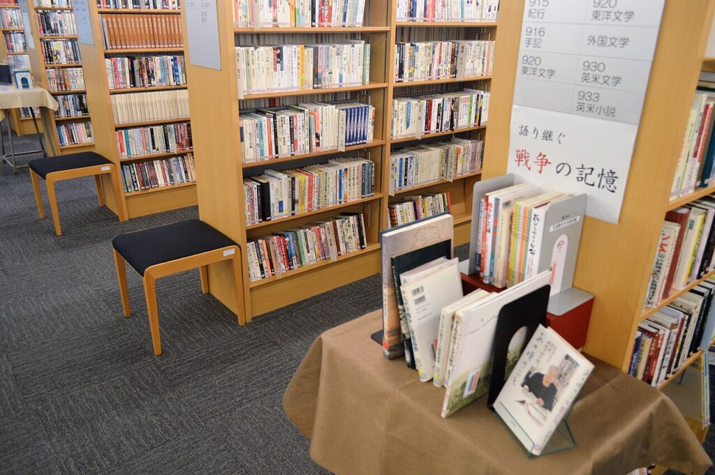 Estanter&iacute;as llenas de libros en una biblioteca p&uacute;blica