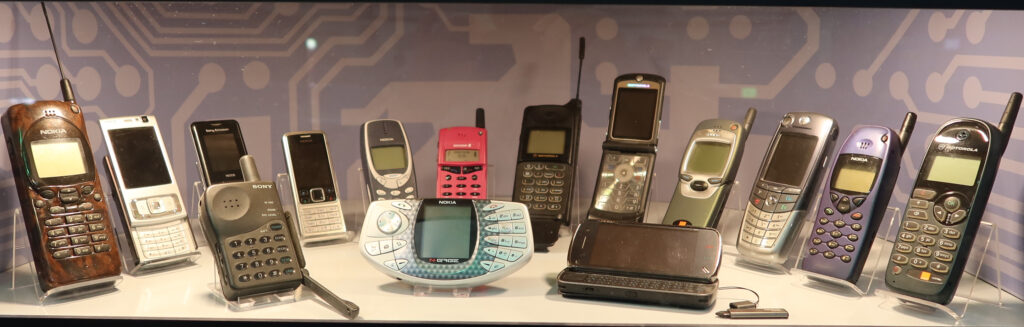 Colecci&oacute;n de tel&eacute;fonos m&oacute;viles de distintas &eacute;pocas