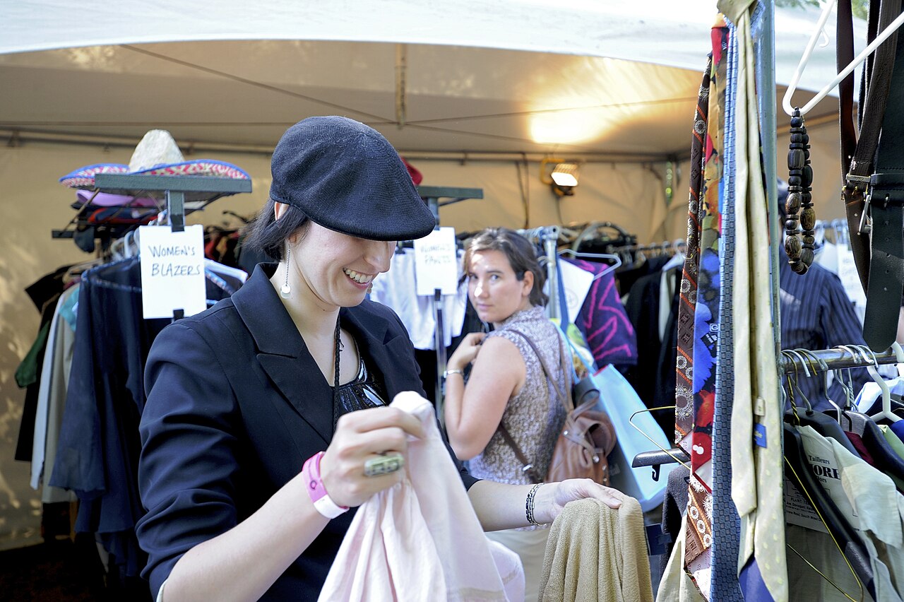 Persona revisando ropa en un evento de intercambio de ropa