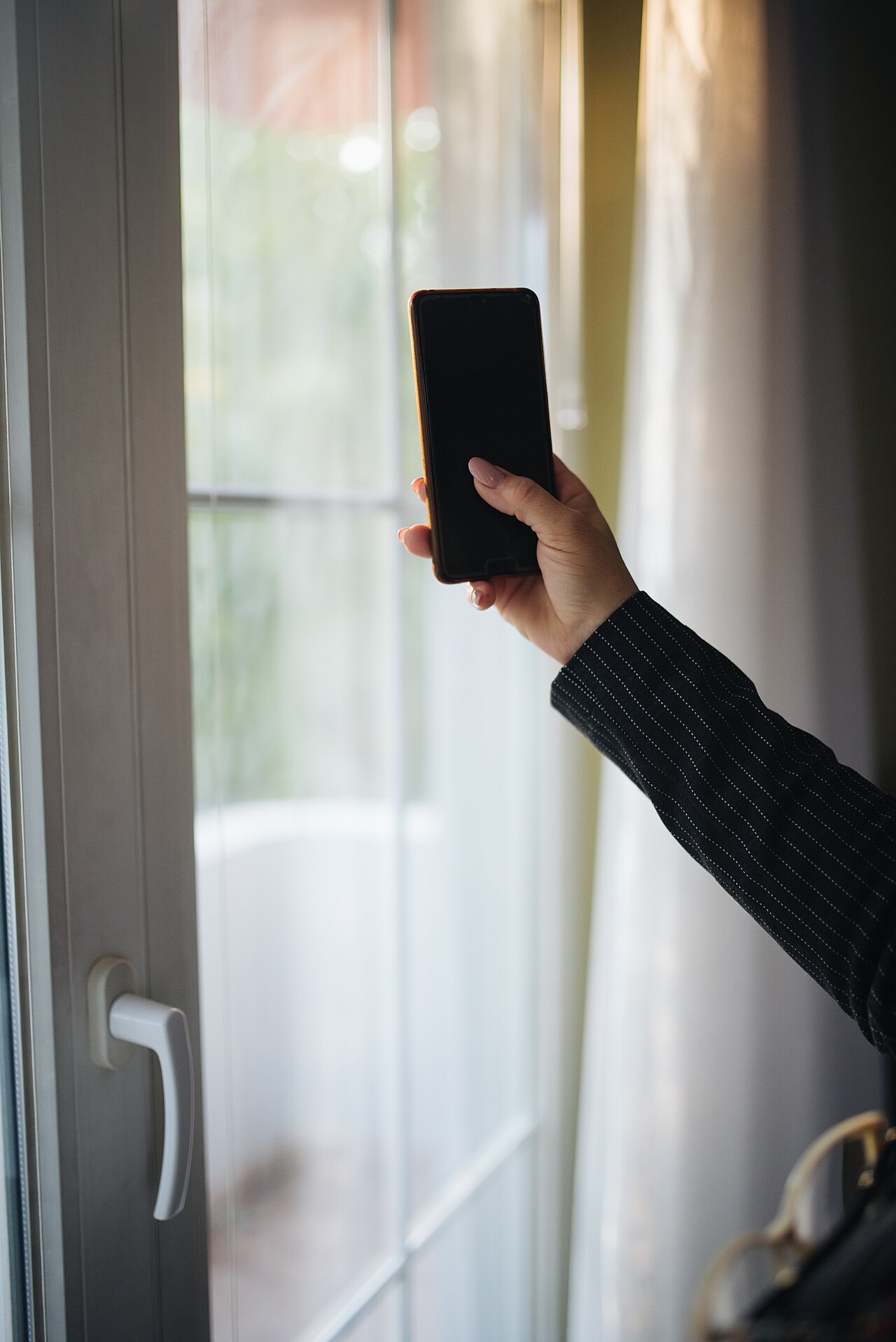 Mujer revisando su tel&eacute;fono celular de cerca