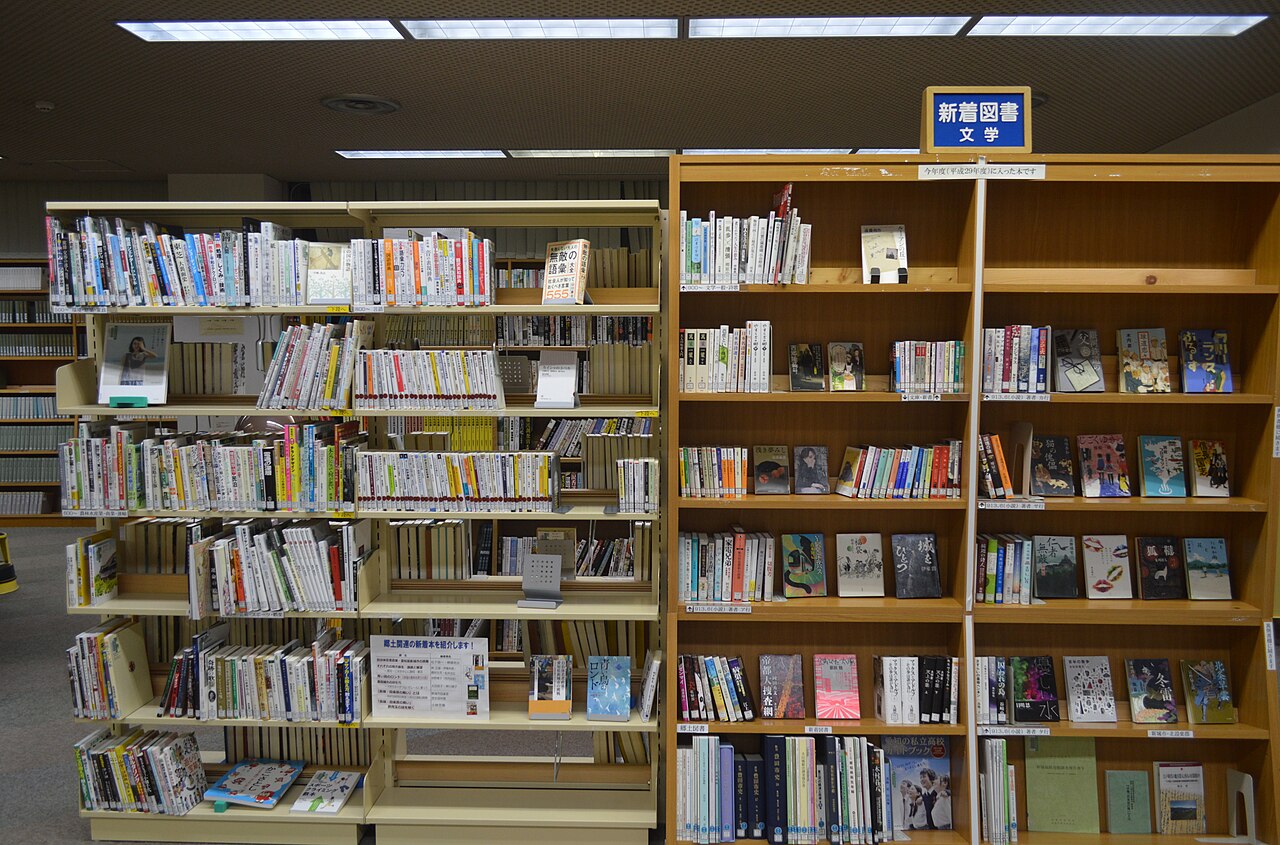 Interior de una biblioteca p&uacute;blica con estanter&iacute;as de libros