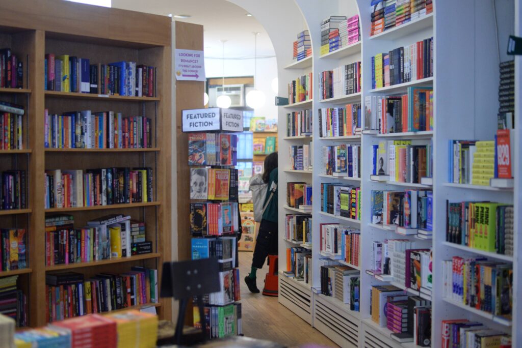 Interior de una librer&iacute;a con estanter&iacute;as llenas de libros