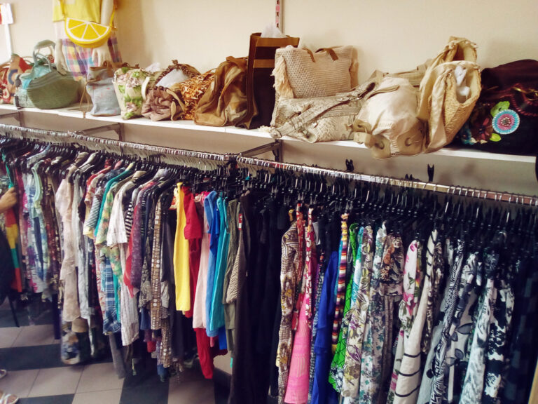 Ropa vintage: cómo identificar piezas valiosas en tiendas de segunda mano