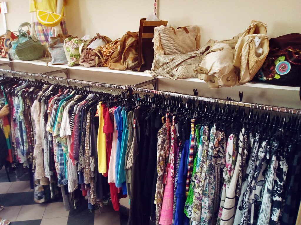 Percheros con ropa de segunda mano en una tienda thrift