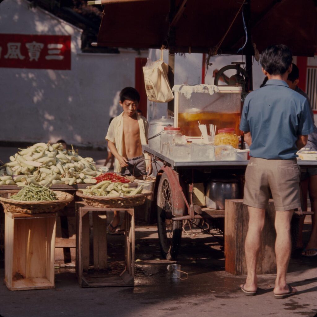 Vendedor en un puesto de mercado callejero